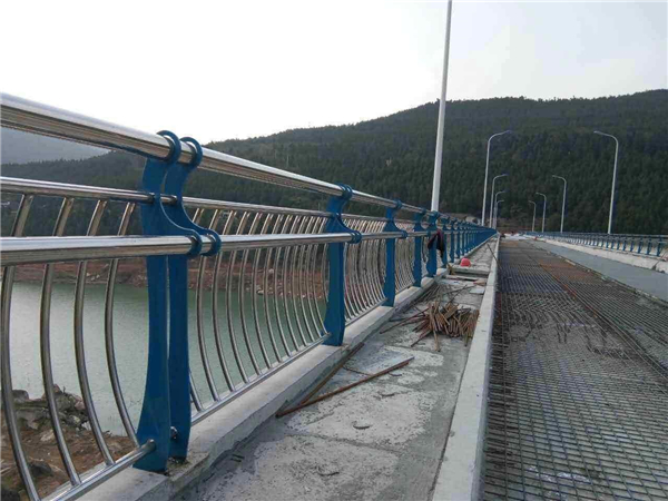 张家口不锈钢桥梁护栏的特点及其在桥梁安全中的重要作用