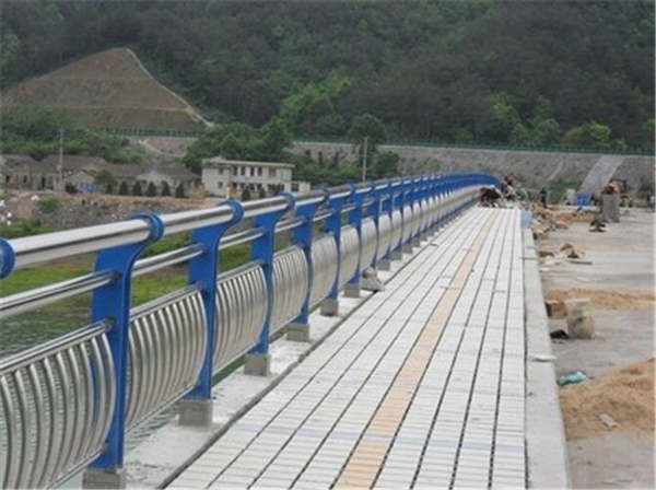 张家口不锈钢桥梁护栏的特性及其在现代建筑中的应用
